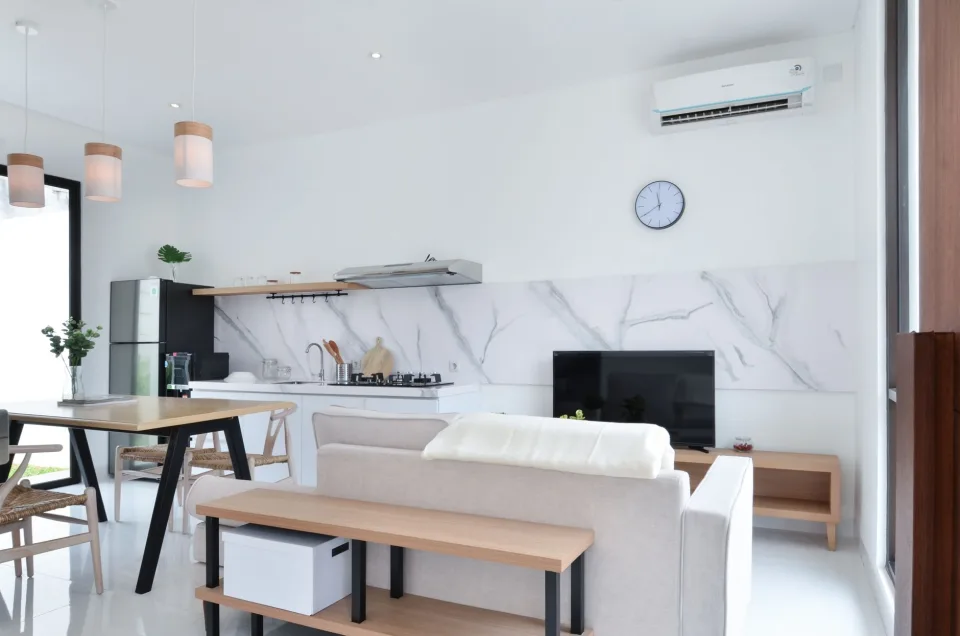 Tủ lạnh hai cánh, thợ tới cân chỉnh chân máy
